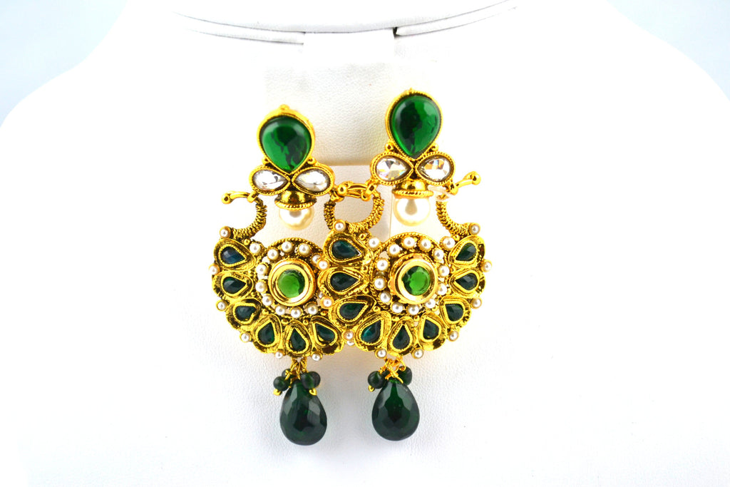 Hanging earring with green and white pearls